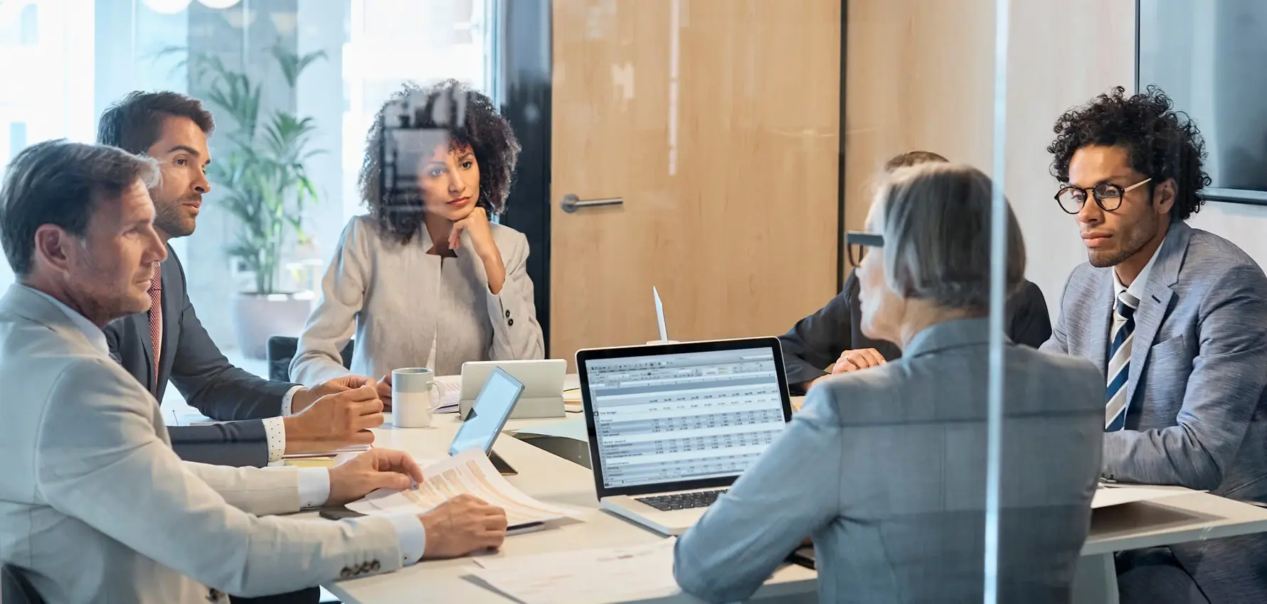 Profissionais em reunião discutindo soluções comerciais